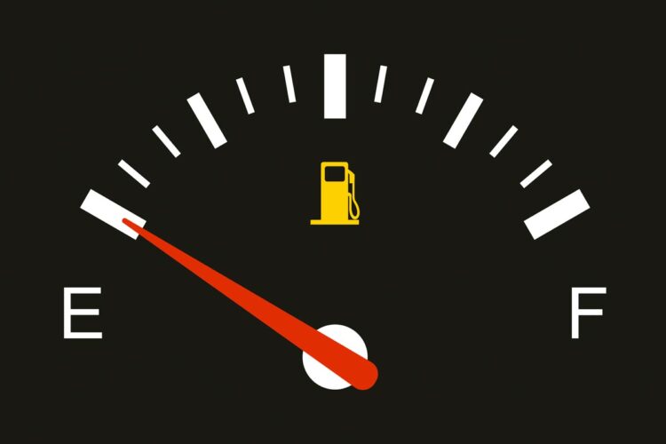 Conduzir na reserva pode sair-lhe caro