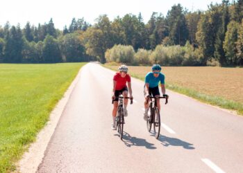 Saiba o que a legislação diz sobre esta prática comum nas estradas e como proceder de acordo com as normas vigentes.