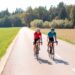 É permitido pisar o traço contínuo para ultrapassar um ciclista? Saiba o que a legislação diz sobre esta prática comum nas estradas e como proceder de acordo com as normas vigentes.