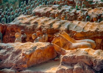 Explore os mistérios e segredos dos 10 lugares mais proibidos para turistas em todo o mundo.