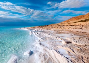 Descubra os segredos por trás da salinidade extrema do Mar Morto.