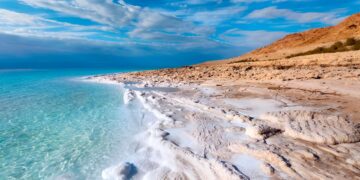 Descubra os segredos por trás da salinidade extrema do Mar Morto.