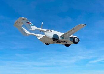 1º Voo num carro voador com passageiros faz história