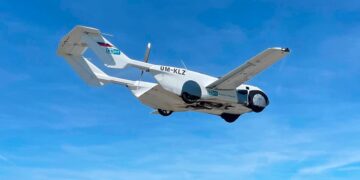 1º Voo num carro voador com passageiros faz história