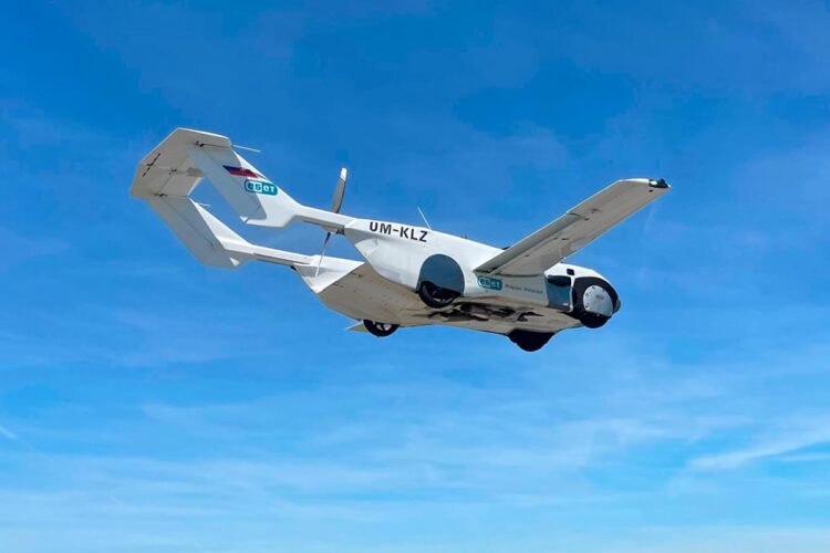 1º Voo num carro voador com passageiros faz história