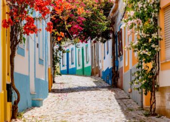 Descubra a beleza e a história da vila mais florida do Algarve, com mais de 500 anos de encanto e tradição.
