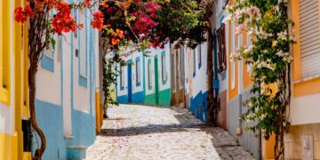 Descubra a beleza e a história da vila mais florida do Algarve, com mais de 500 anos de encanto e tradição.