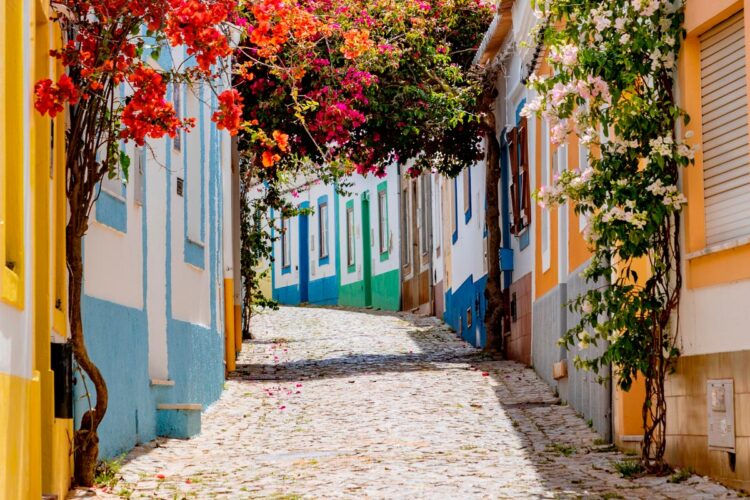 Descubra a beleza e a história da vila mais florida do Algarve, com mais de 500 anos de encanto e tradição.