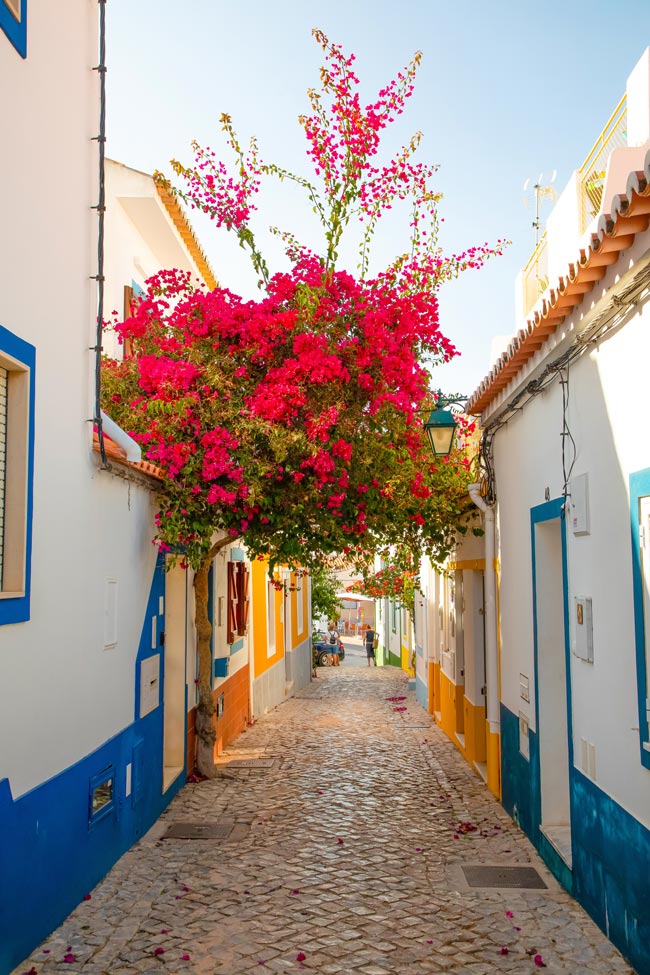 Descubra a beleza e a história da vila mais florida do Algarve, com mais de 500 anos de encanto e tradição.