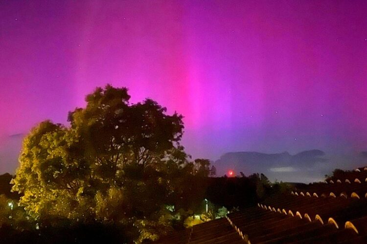 Imagens fantásticas de auroras boreais nos céus de Portugal Viseu - Facebook/MeteoTrasOsMontes
