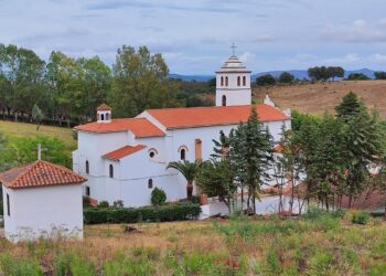 Uma viagem através de histórias de emigração, casamentos e uma cultura profundamente enraizada que desafia as fronteiras geográficas.