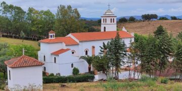 Uma viagem através de histórias de emigração, casamentos e uma cultura profundamente enraizada que desafia as fronteiras geográficas.