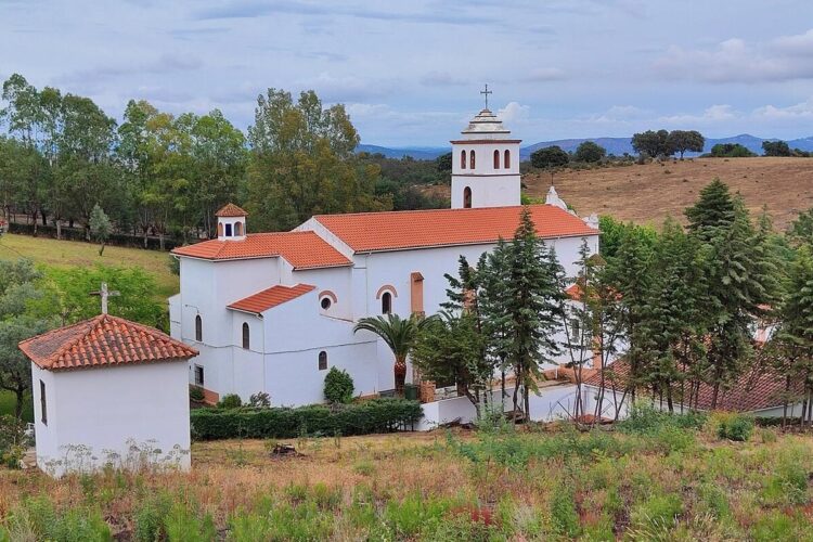 Uma viagem através de histórias de emigração, casamentos e uma cultura profundamente enraizada que desafia as fronteiras geográficas.