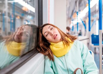 Desde as apresentações no trabalho até às longas esperas em salas de espera, são situações que nos deixam com os olhos pesados e o desejo irresistível de dormir.