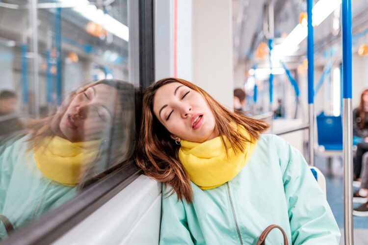 Desde as apresentações no trabalho até às longas esperas em salas de espera, são situações que nos deixam com os olhos pesados e o desejo irresistível de dormir.