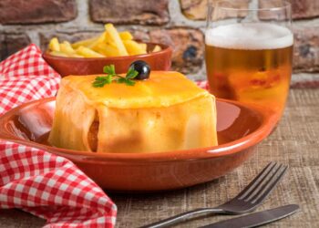 Um prato típico do Porto que conquistou os portugueses e maravilha estrangeiros todos os dias! nome Francesinha
