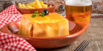 Um prato típico do Porto que conquistou os portugueses e maravilha estrangeiros todos os dias! nome Francesinha