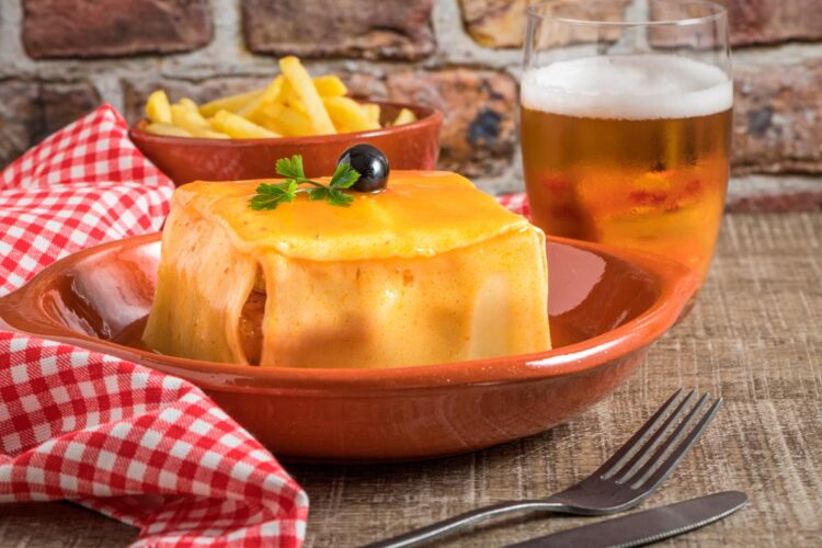 Um prato típico do Porto que conquistou os portugueses e maravilha estrangeiros todos os dias! nome Francesinha