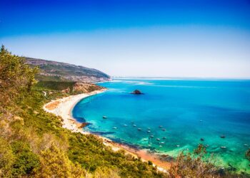 A praia na Arrábida que já foi eleita a melhor da Europa
