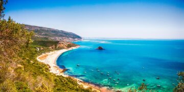 A praia na Arrábida que já foi eleita a melhor da Europa