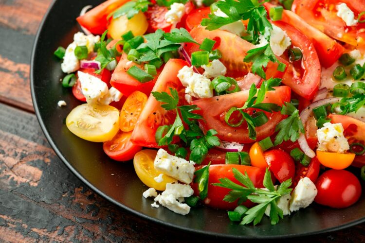 4 das melhores receitas de saladas para os dias mais quentes