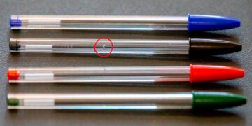 Para que serve aquele furinho na lateral das canetas BIC?