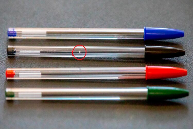Para que serve aquele furinho na lateral das canetas BIC?