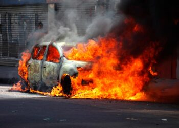 O novo problema nos carros elétricos que provoca incêndios espontâneos