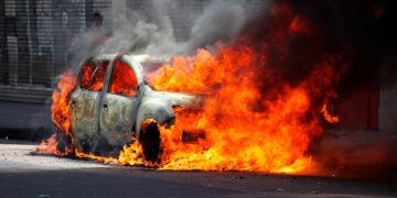 O novo problema nos carros elétricos que provoca incêndios espontâneos