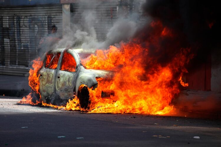 O novo problema nos carros elétricos que provoca incêndios espontâneos