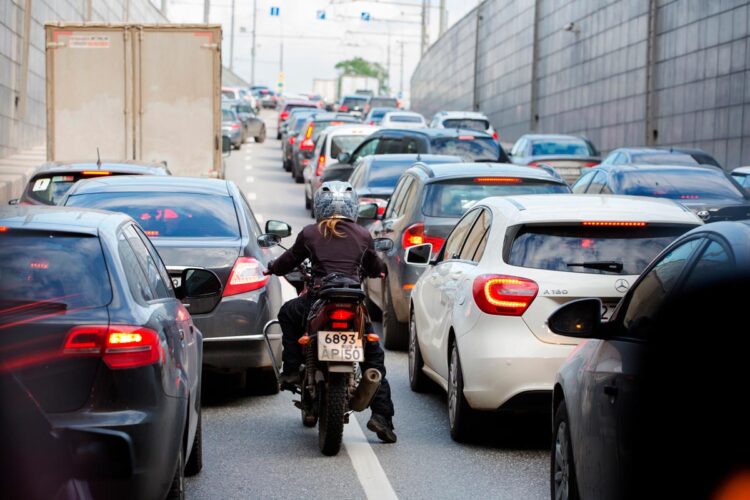 Lane splitting em Portugal: a polémica que divide motociclistas e automobilistas