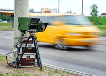 É ilegal esconder radares de velocidade móveis?