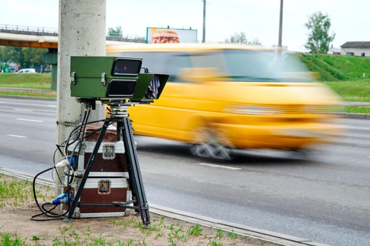 É ilegal esconder radares de velocidade móveis? É ilegal esconder radares de velocidade móveis?