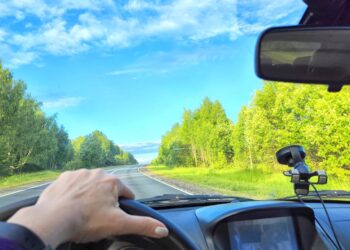 É obrigatório algum selo no para-brisas do carro?