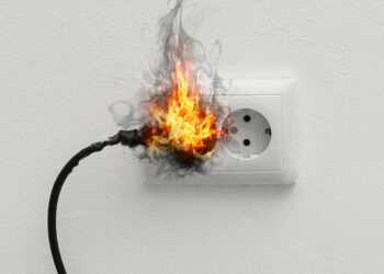 Há riscos se carregar o carro elétrico numa tomada normal?