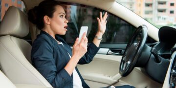 Pode-se conduzir com o telemóvel em voz alta?