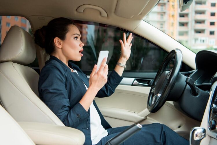 Pode-se conduzir com o telemóvel em voz alta?