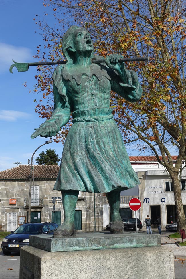 Estátua da Maria da Fonte na Póvoa de Lanhoso