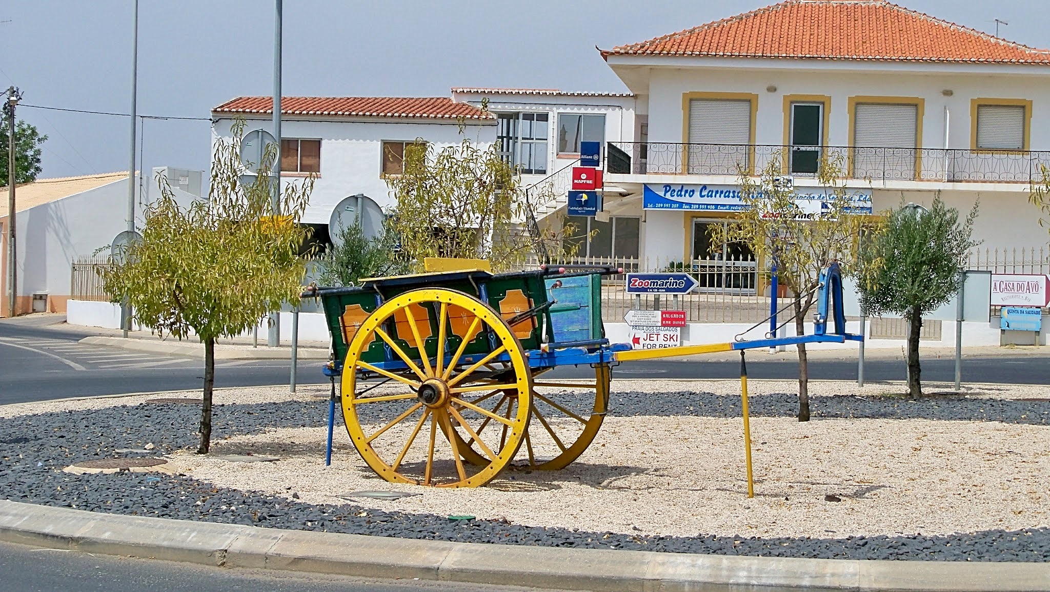 15 das rotundas portuguesas mais caricatas e peculiares Rotunda da Carroça – Albufeira