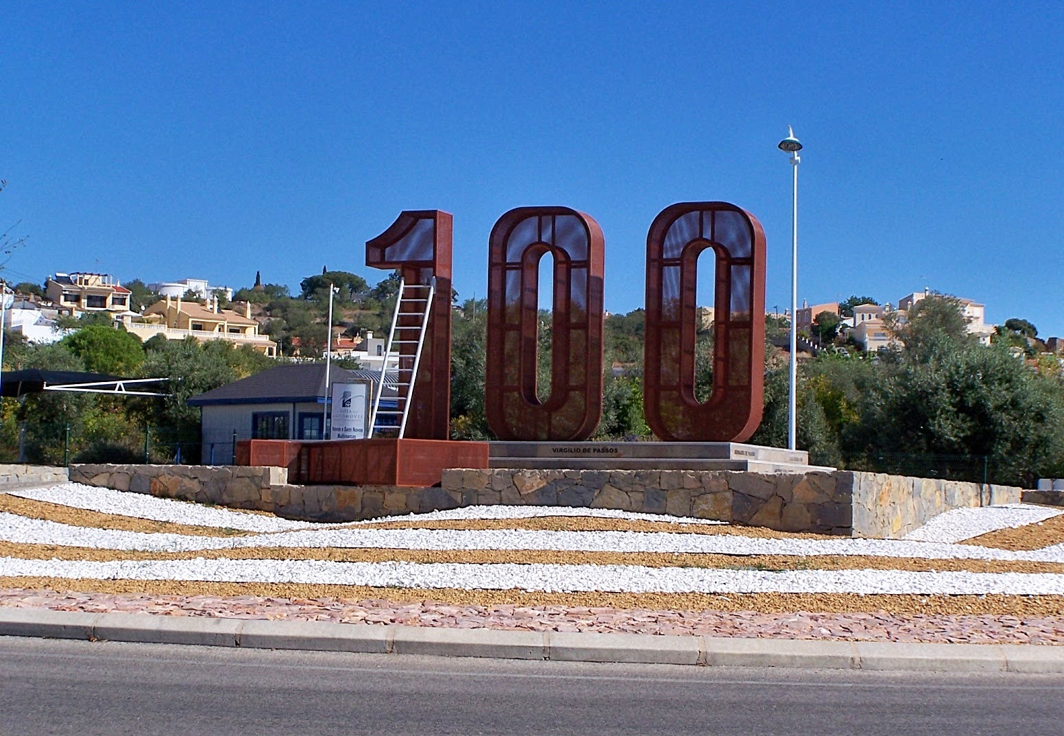 15 das rotundas portuguesas mais caricatas e peculiares Rotunda do 100 – São Brás de Alportel