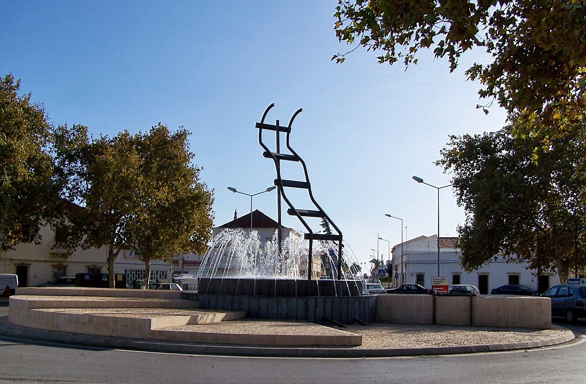 15 das rotundas portuguesas mais caricatas e peculiares Rotunda das Escadas – Ferreiras