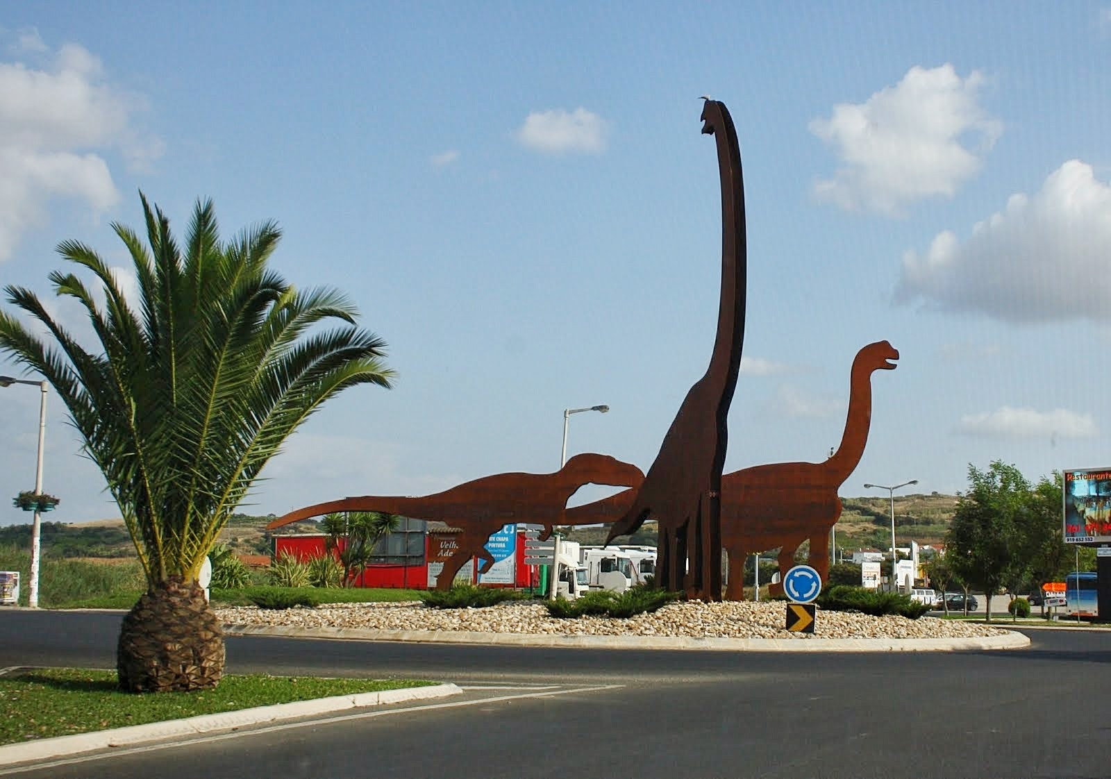 15 das rotundas portuguesas mais caricatas e peculiares Rotunda dos Dinossauros – Lourinhã