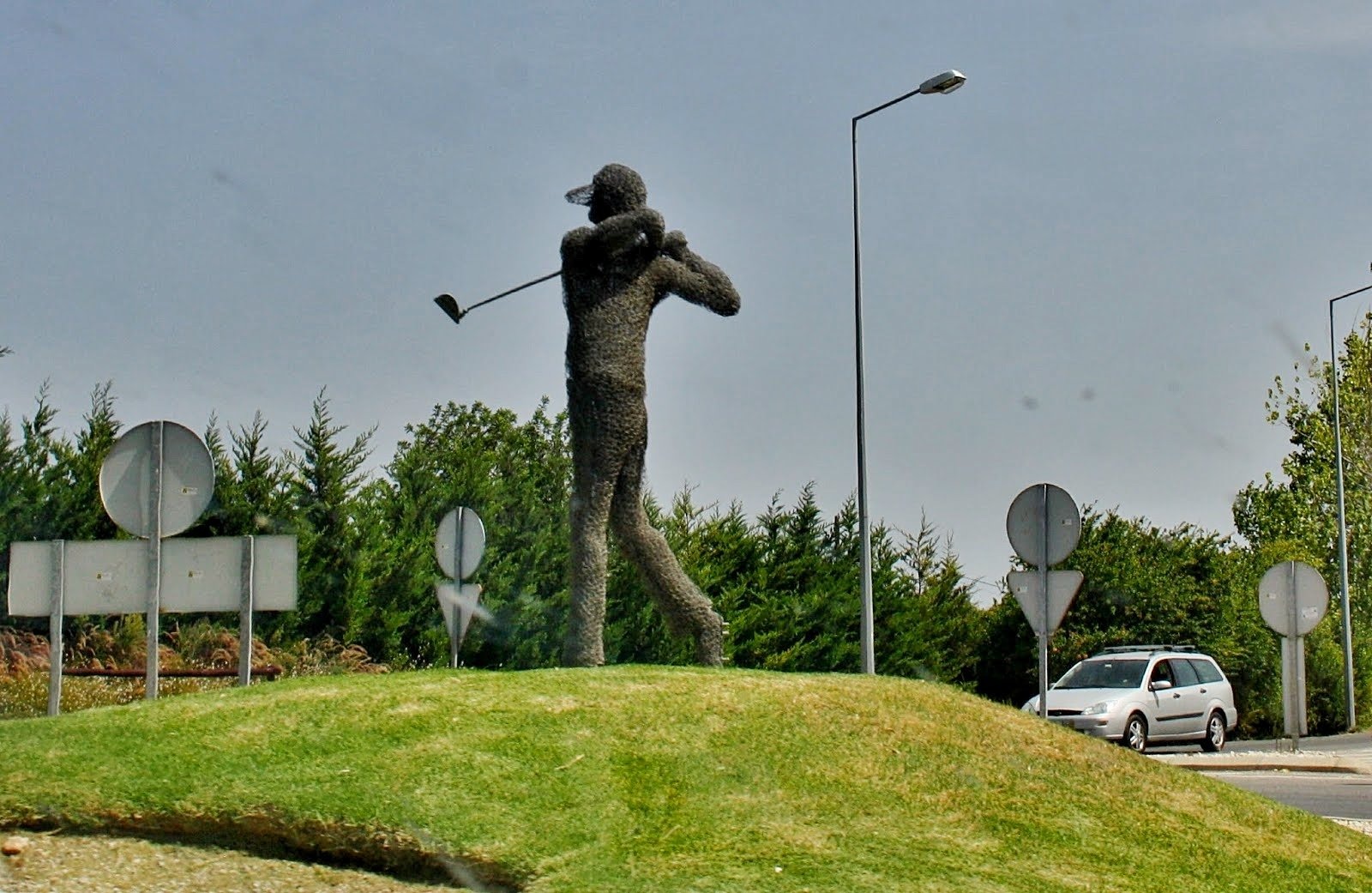 15 das rotundas portuguesas mais caricatas e peculiares Rotunda do Golfista – Tavira