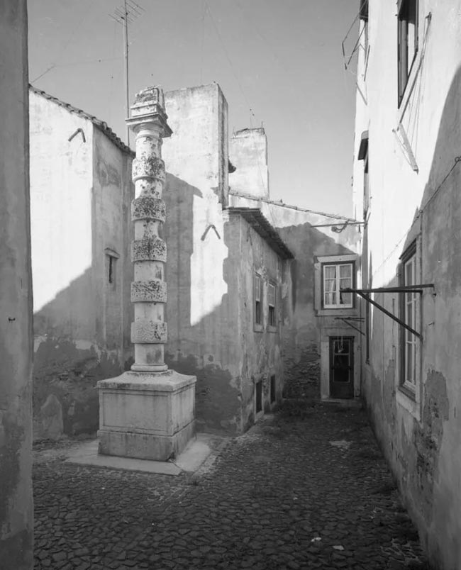 O obelisco do Beco do Chão Salgado