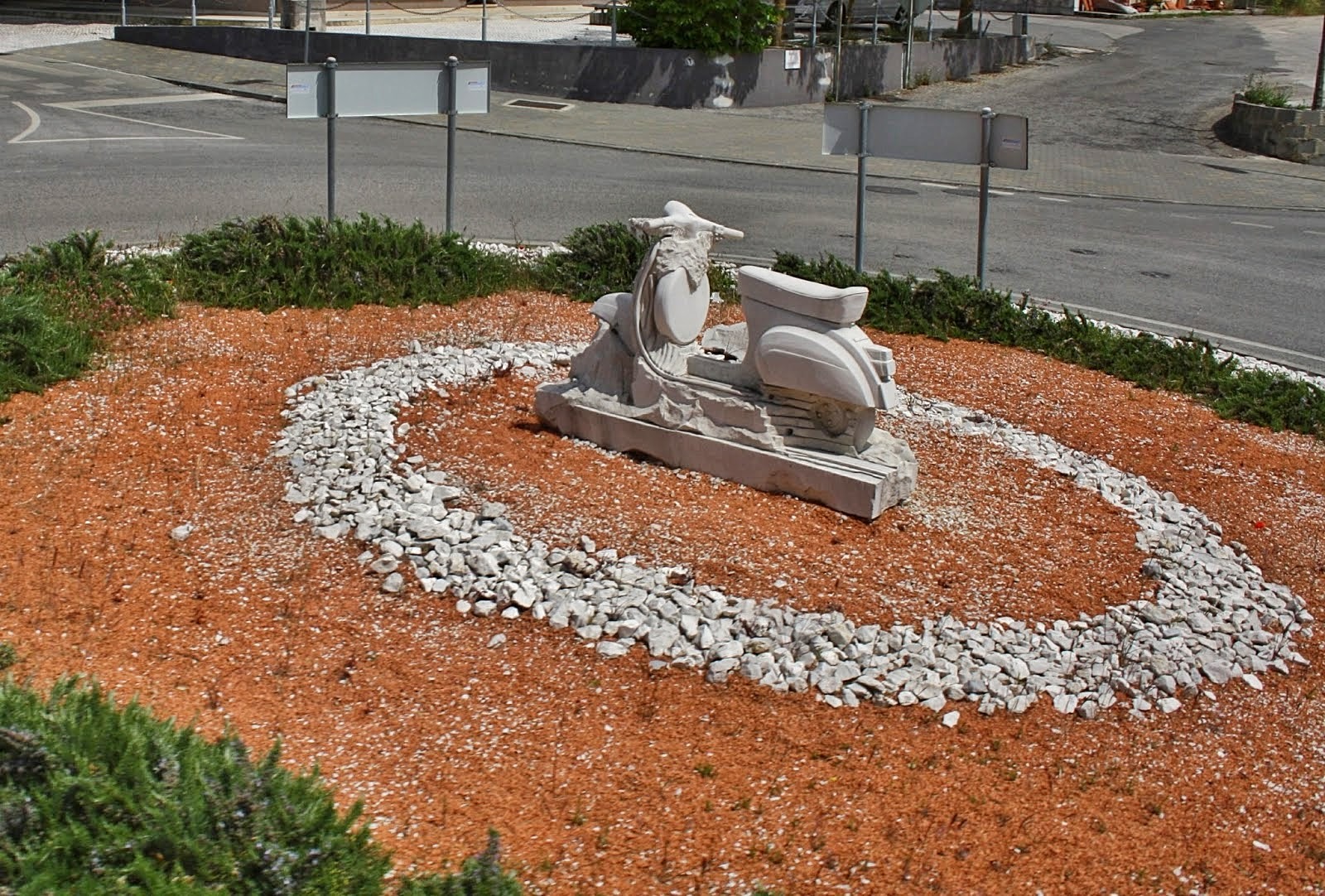 15 das rotundas portuguesas mais caricatas e peculiares Rotunda da Lambreta – Fátima