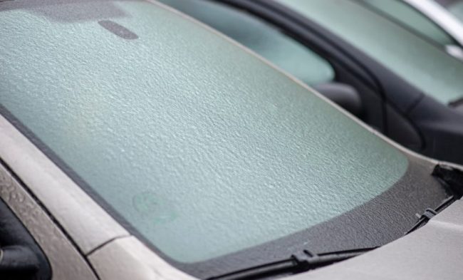 Como tirar gelo do para-brisas do carro de forma segura e eficaz
