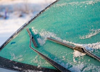 Como tirar gelo do para-brisas do carro de forma segura e eficaz