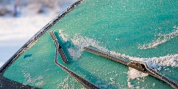 Como tirar gelo do para-brisas do carro de forma segura e eficaz