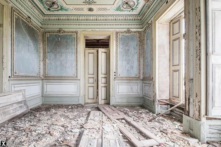 Um palácio deslumbrante, mas completamente abandonado Um palácio deslumbrante, mas completamente abandonado