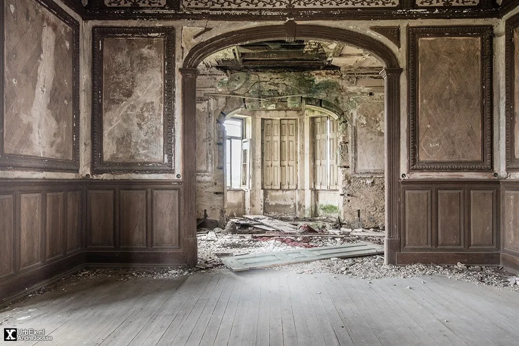 Um palácio deslumbrante, mas completamente abandonado Um palácio deslumbrante, mas completamente abandonado